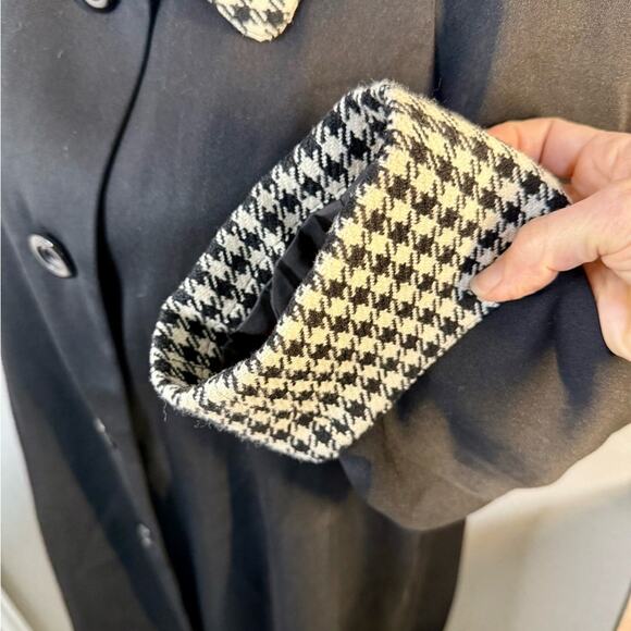 Vintage Black Swing Coat with Contrast Collar and Houndstooth Accents - Picture 7 of 9